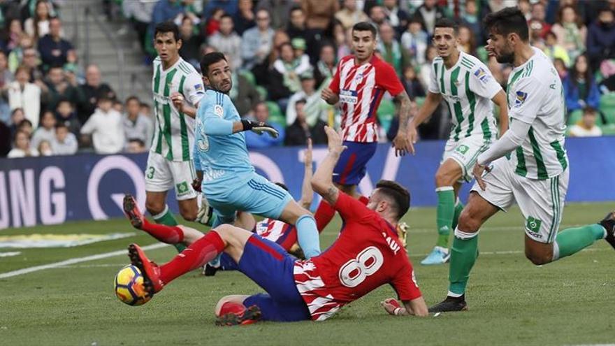 El Atlético se aferra a su defensa ante el Betis