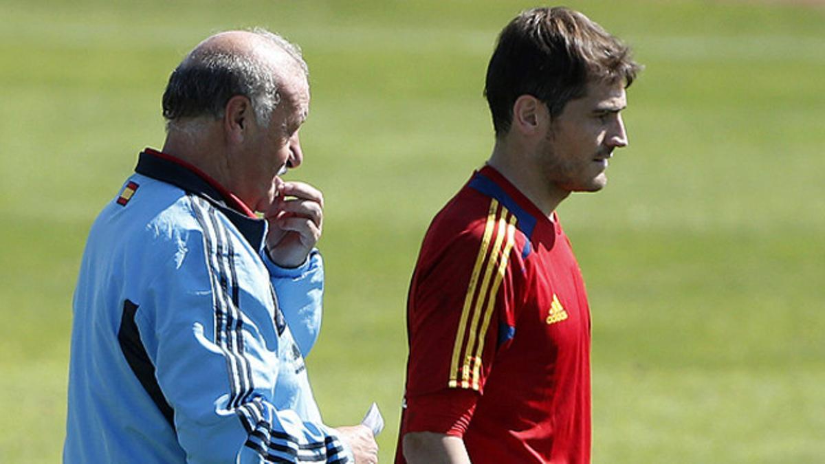 Del Bosque charla con Casillas en la últia concentración de la selección.