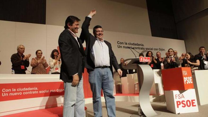 Javier Fernández levanta el brazo de Santiago Martínez Argüelles en señal de victoria al final de la clausura de la  XII Asamblea de los socialistas gijoneses. | ángel gonzález