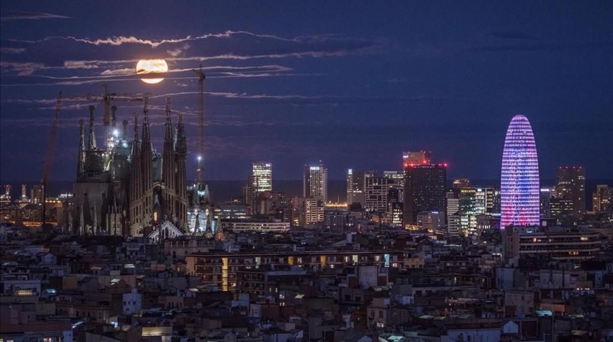 La ’Superluna’ vista entre las torres de la Sagrada Família y la torreAgbar de Barcelona, en noviembre del 2016.