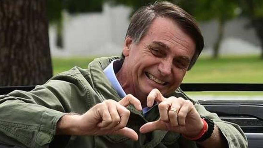 Bolsonaro al ir a votar este domingo.