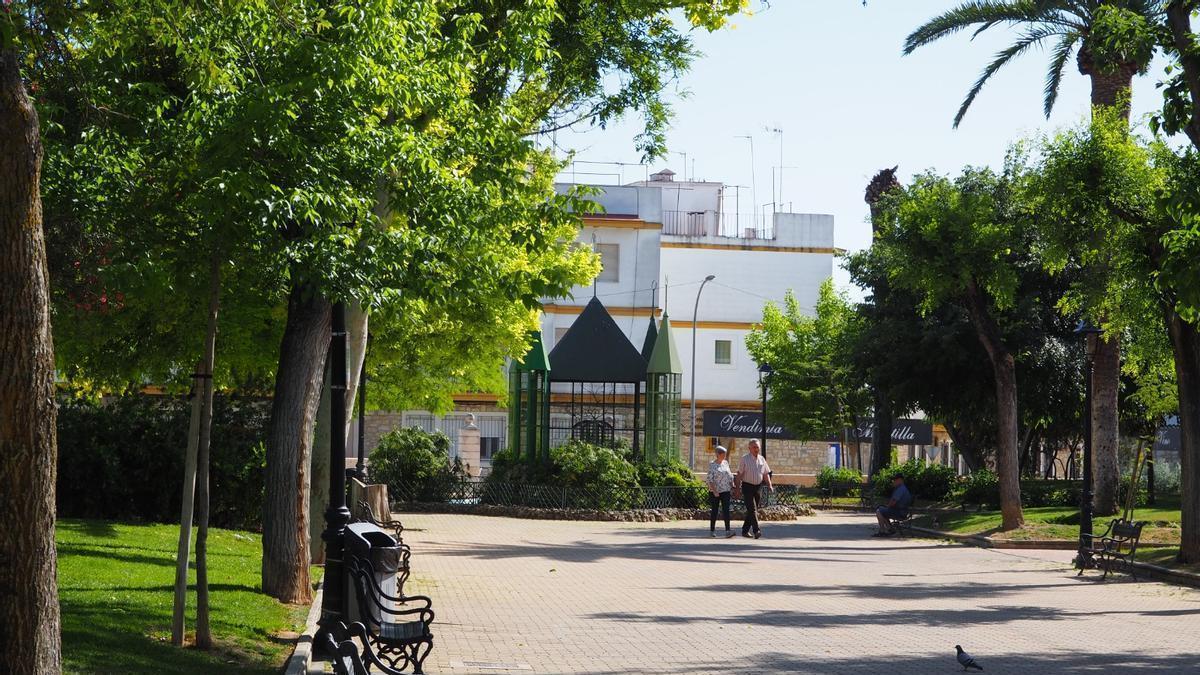 Dos personas pasean por el Paseo de las Mercedes de Montilla.