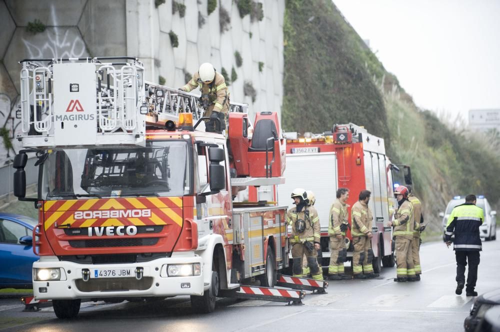 Los Bomberos acudieron a apagar un fuego en las instalaciones afectadas, abandonadas.