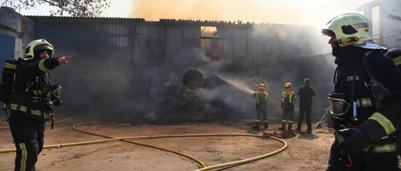 El fuego en una granja de Laro (Silleda) movilizó un amplio despliegue de profesionales. // Bernabé/Gutier