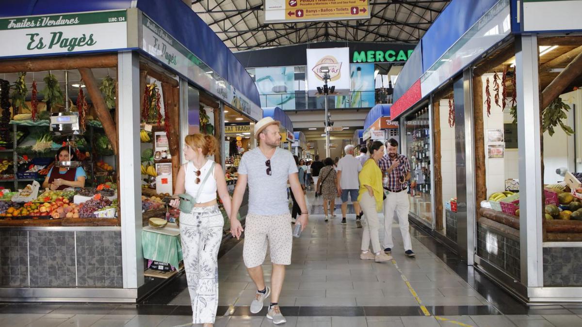 Der Mercat de l’Olivar zieht wegen seiner Lage mitten im Zentrum nicht nur Touristen an.