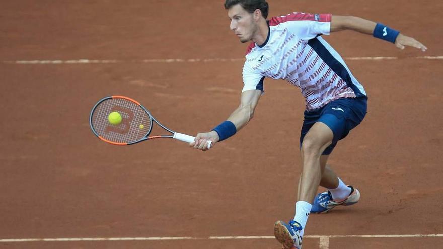 Pablo Carreño devuelve una pelota de volea durante su partido ayer ante Cuevas.