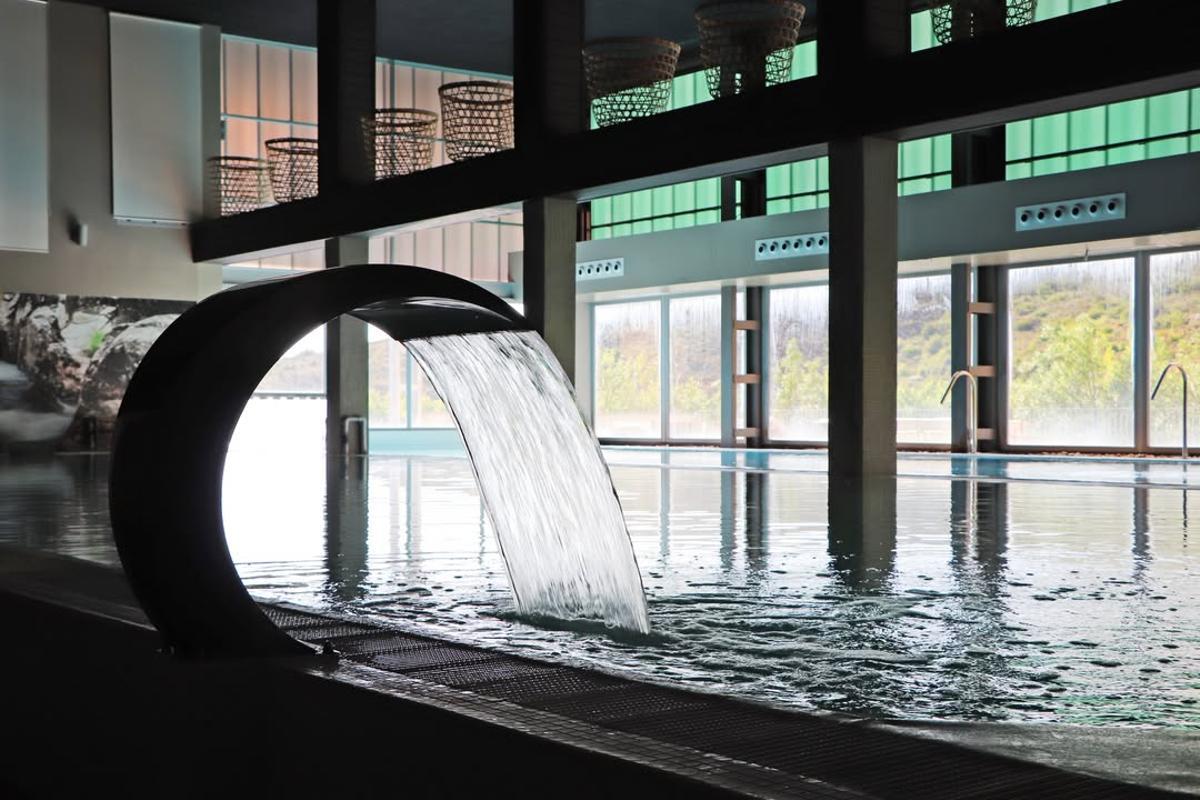 el centrol termal cuenta con piscinas, saunas y zonas.