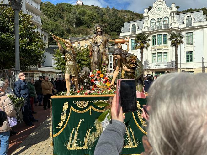En imágenes: la bendición de Ramos y la procesión de la Borriquilla en Luarca