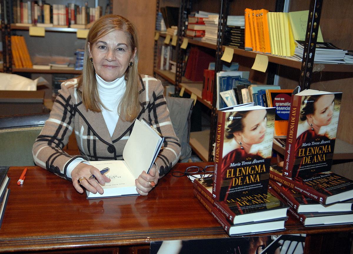María Teresa Álvarez, firmando libros.