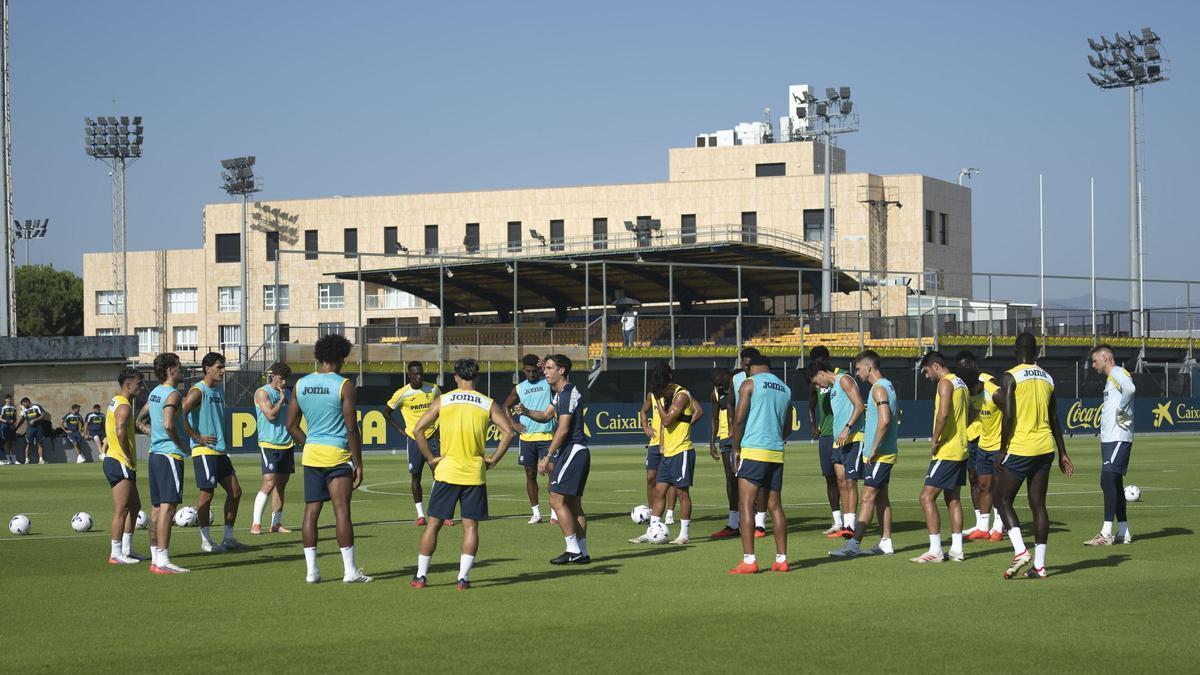 Iñigo Pérez se dirige a sus jugadores en el entrenamiento del pasado miércoles, celebrado en la Ciudad Deportiva José Manuel Llaneza.