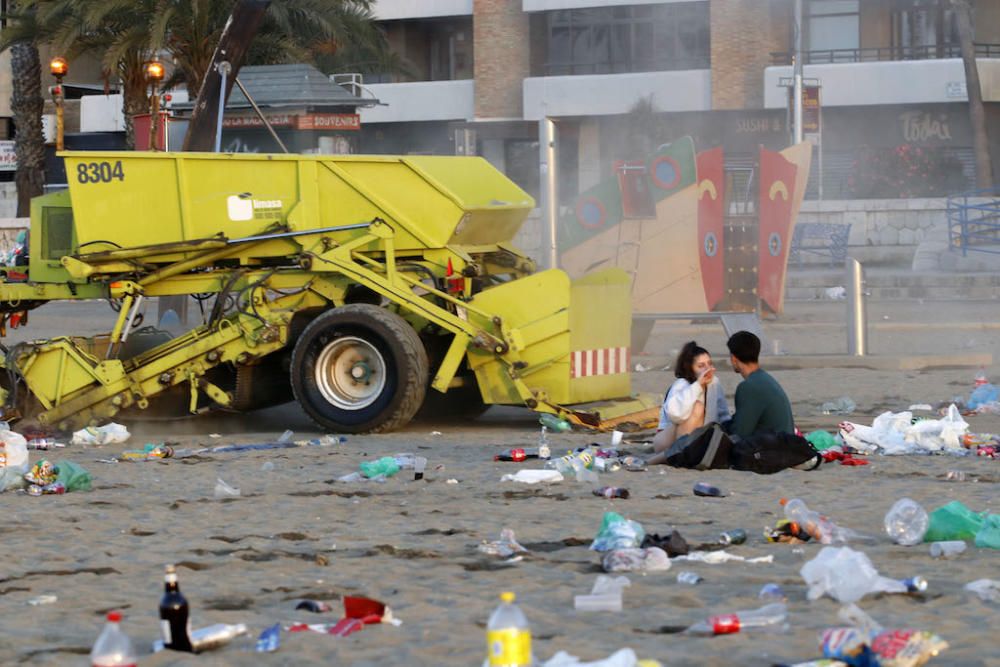 Así quedaron las playas tras la Noche de San Juan.