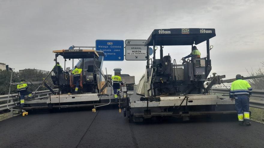 Obras de reparación del asfalto de una carretera andaluza.  | EUROPA PRESS