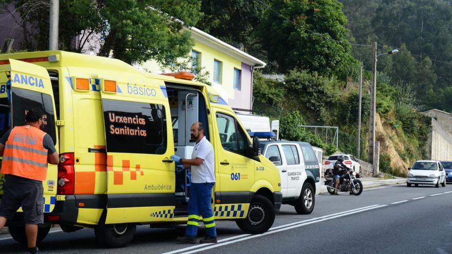 Sanitarios del 061 tras atender a una herida en un accidente. |   // GONZALO NÚÑEZ