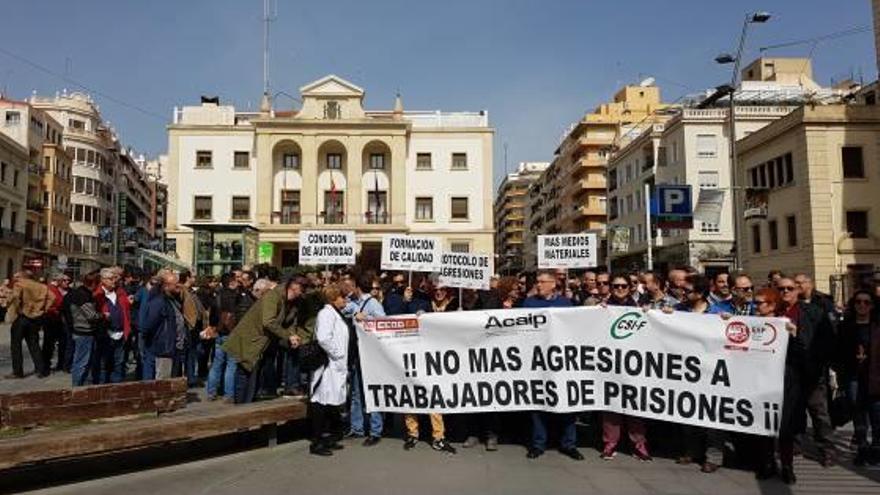 Un momento de la concentración celebrada ayer en la plaza de la Montañeta.