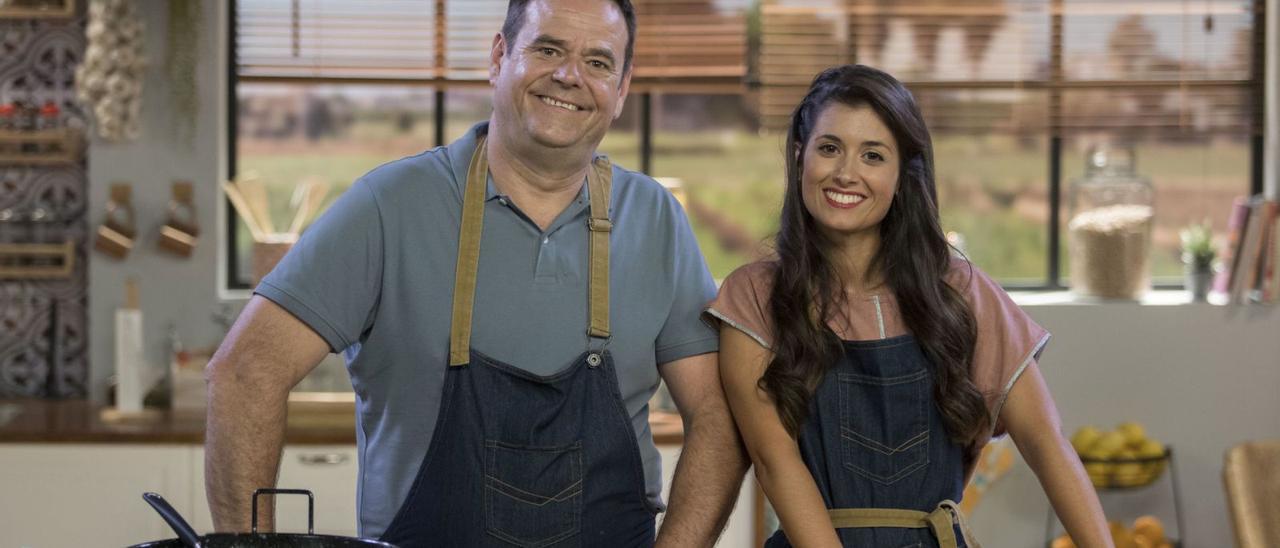 Jordi Morera y Ana Sirvent en el plató de «La cuina de Morera». | FERNANDO BUSTAMANTE