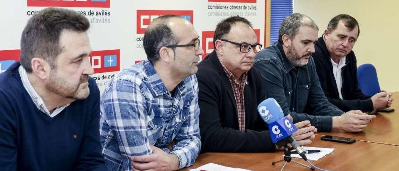 Por la izquierda, José Manuel Rodríguez Baltar, Damián Manzano, Agustín Martín, Nacho Requena y José Manuel Casado, ayer, en la sede de CC OO en Avilés.