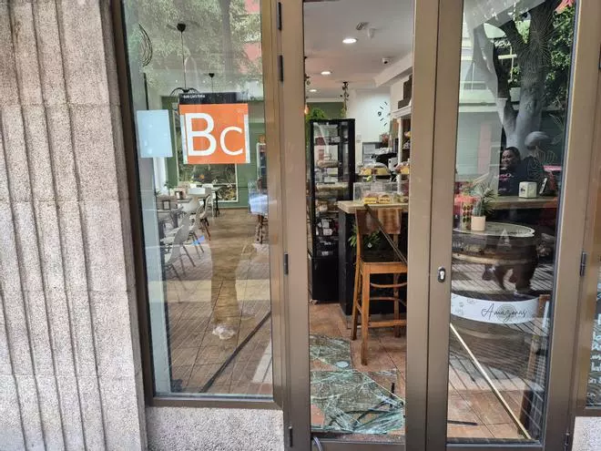 Roban de madrugada en una cafetería de Tomás Morales tras romper el cristal con una piedra