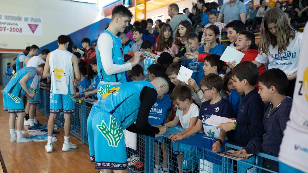 Los jugadores del CB Zamora Enamora firman autógrafos e la jornada de puertas abiertas.