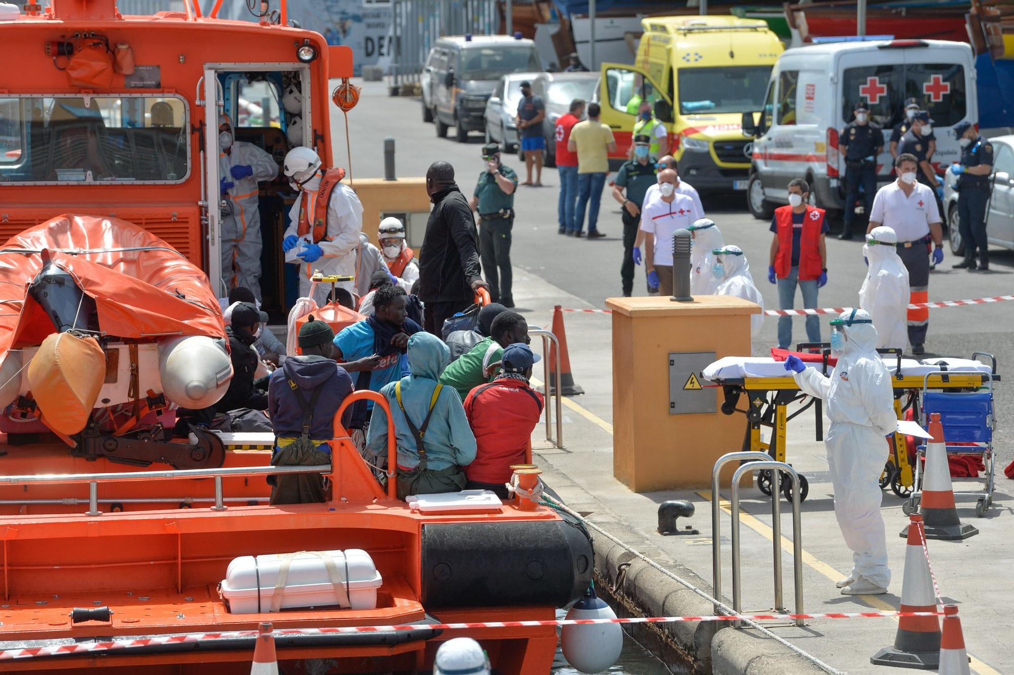 Llegada de cayuco al Muelle Deportivo (28/03/21)