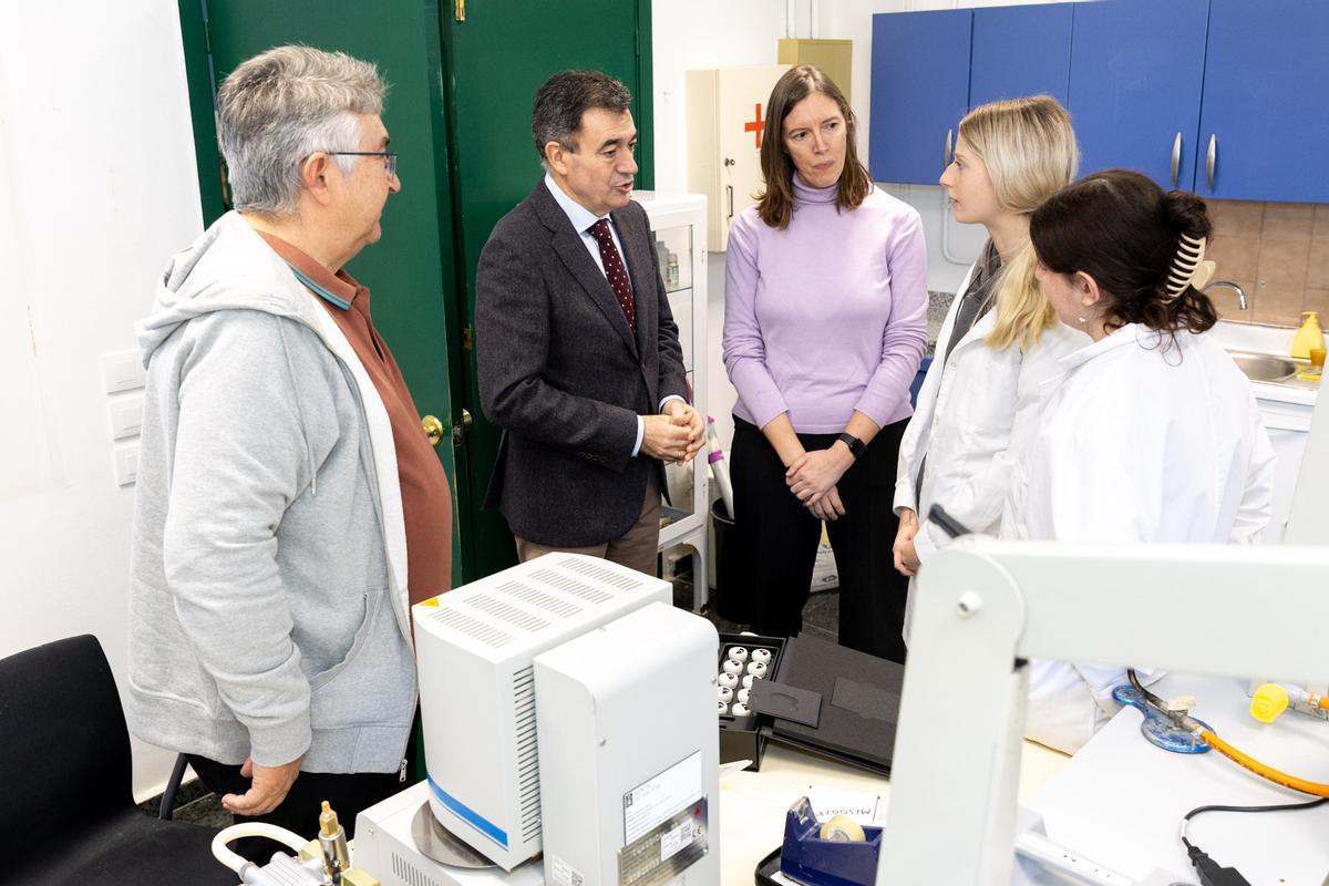 El conselleiro, Román Rodríguez, conversando con alumnos del centro este martes