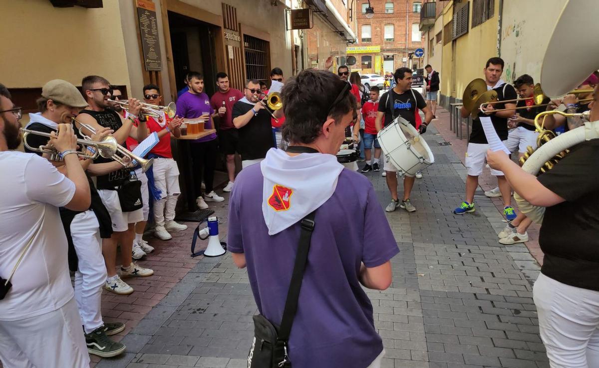 Pasacalles y ronda de vinos, todo a una