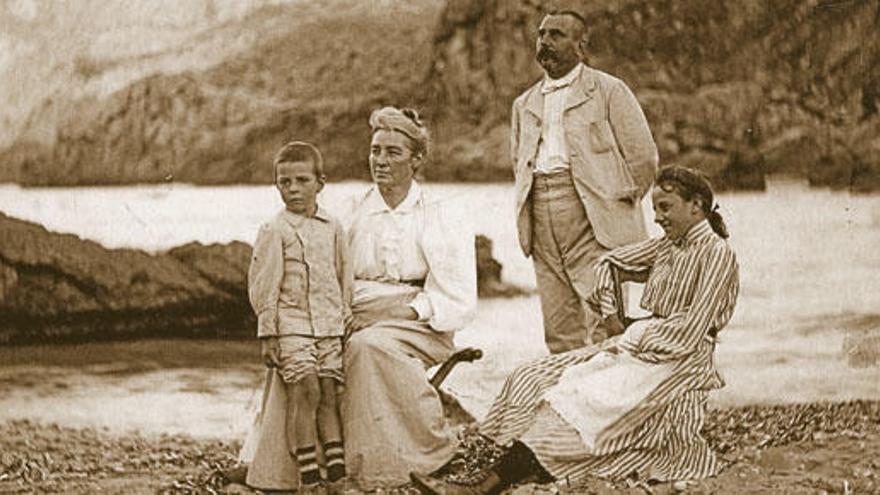 Clara Hammerl mit ihren Kindern und ihrem Mann in der Cala San Vicenç.