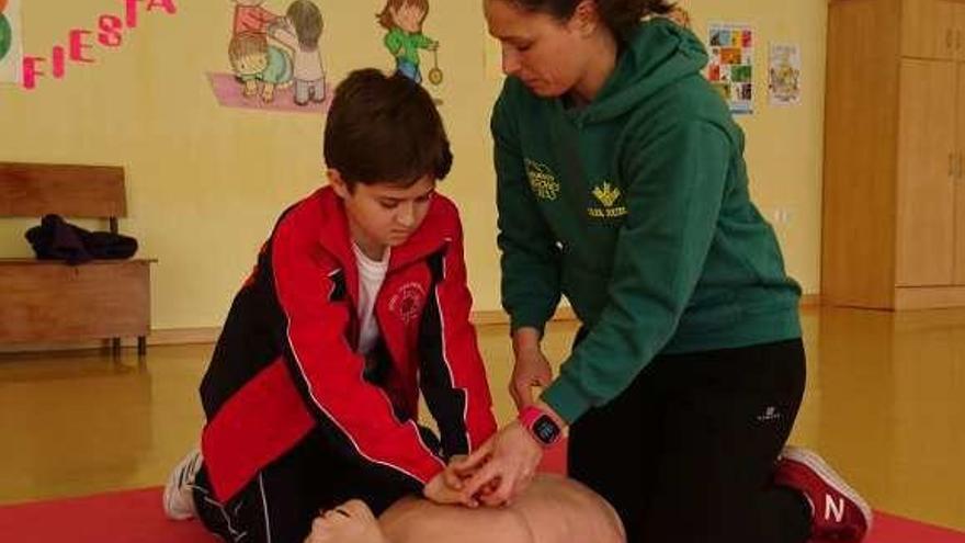 Cristina García enseña RCP a un joven durante un taller.