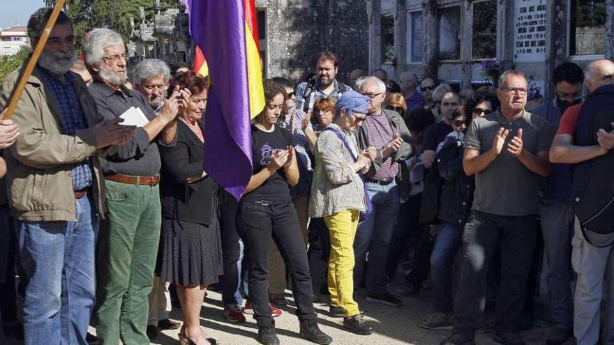 Más de un centenar de personas se congregaron en Pereiró, en memoria de los fusilados. // J. Santomé