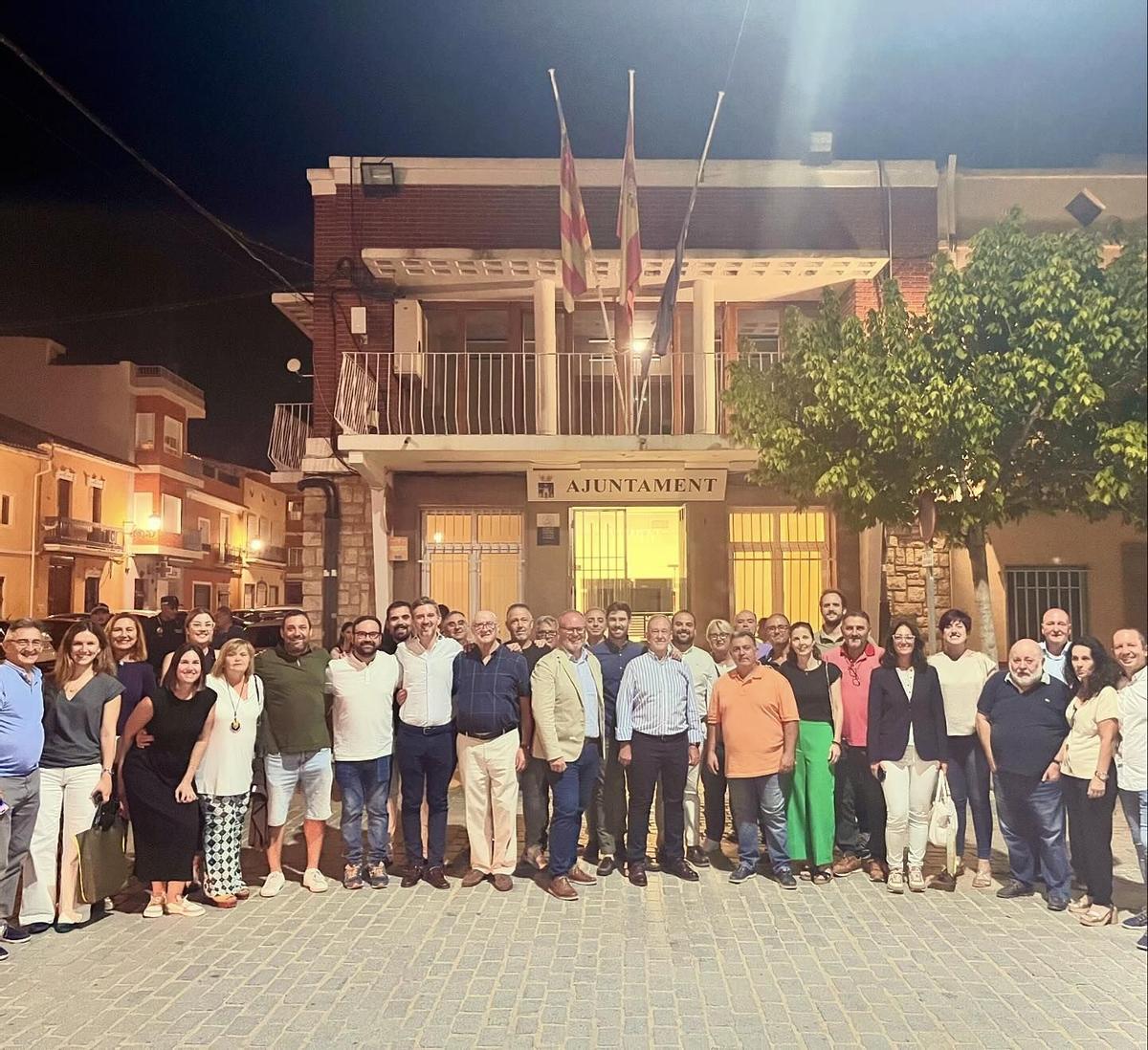 El nuevo alcalde de Benifairó, al centro, arropado por concejales y cargos autonómicos y provinciales del PP