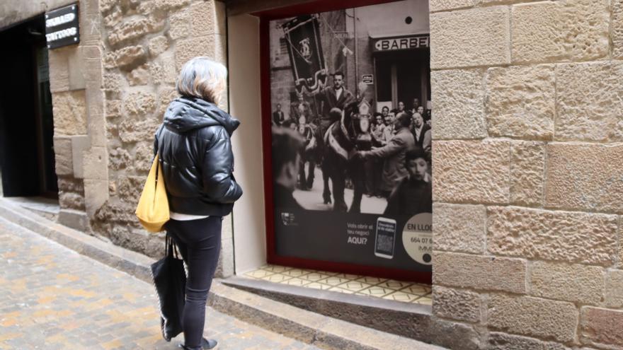 Locals buits del nucli antic de Solsona s&#039;omplen amb fotografies antigues de gran format sobre tradicions i oficis