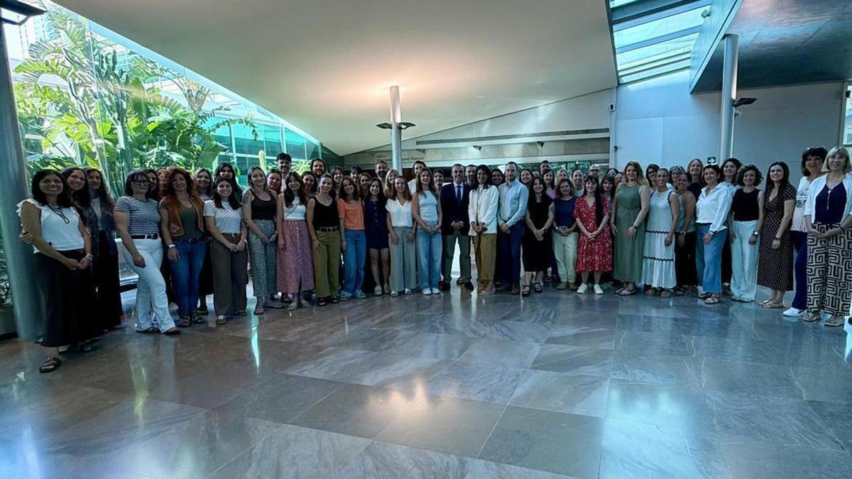 El conseller de Educació i Universitats, Antoni Vera, y la directora general de Primera Infància, Atenció a la Diversitat i Millora Educativa, Neus Riera, han asistido a la última reunión de este curso con los psicólogos generales sanitarios que trabajan en el ámbito educativo.