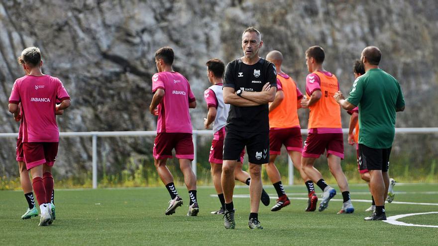 Ángel Rodríguez durante un entrenamiento del Pontevedra en el campo de Xeve. | // GUSTAVO SANTOS