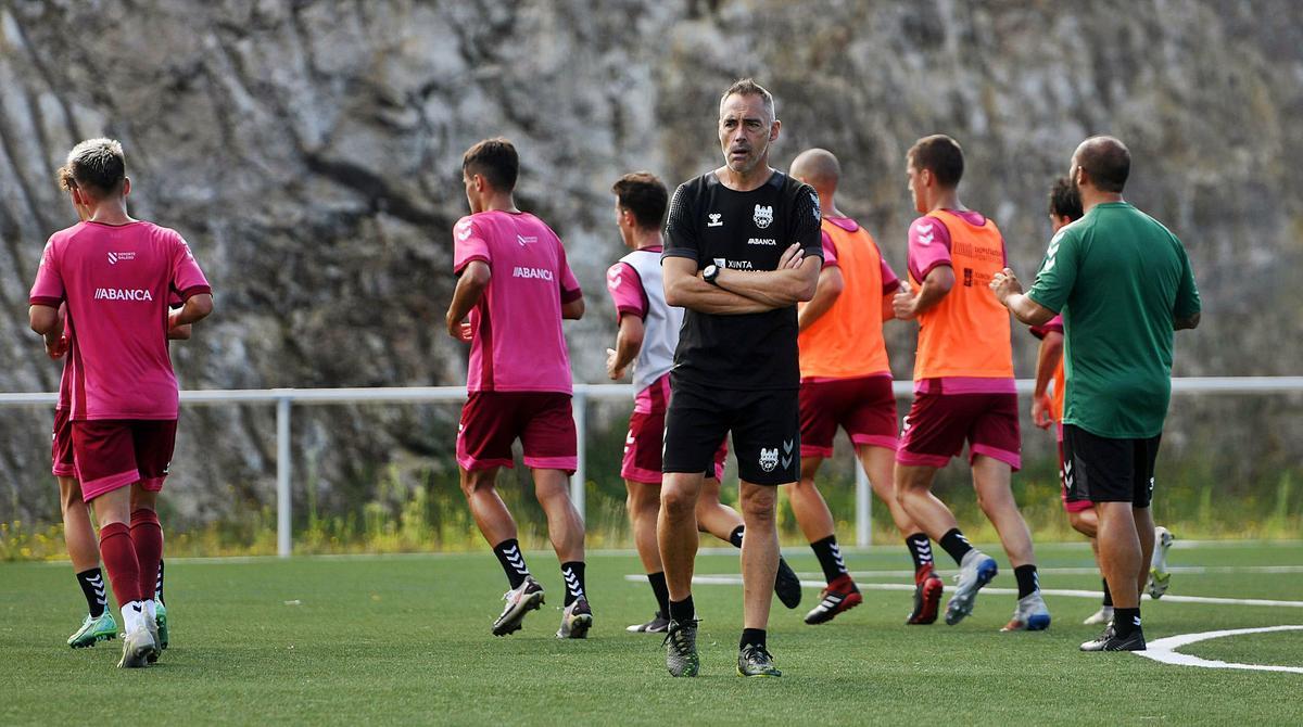 Ángel Rodríguez durante un entrenamiento del Pontevedra en el campo de Xeve. |  // GUSTAVO SANTOS