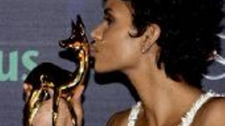 Halle Berry abrazael premio Bambi