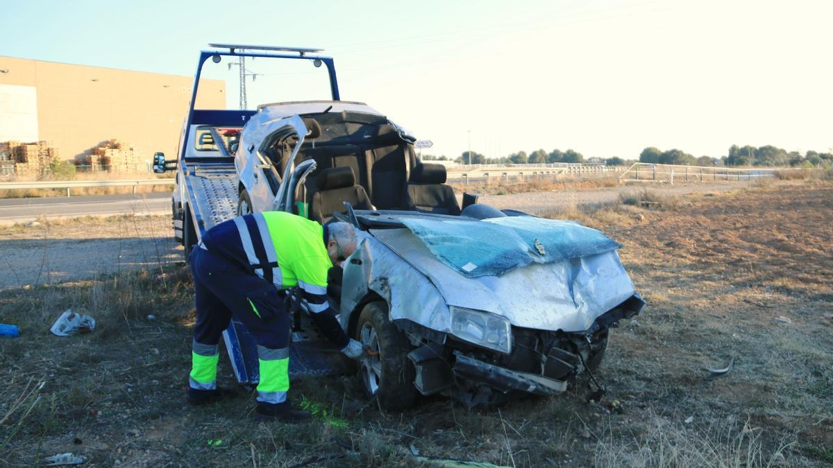 El coche en el que viajaban las víctimas en la C-37 en el Pla de Santa Maria (Tarragona)