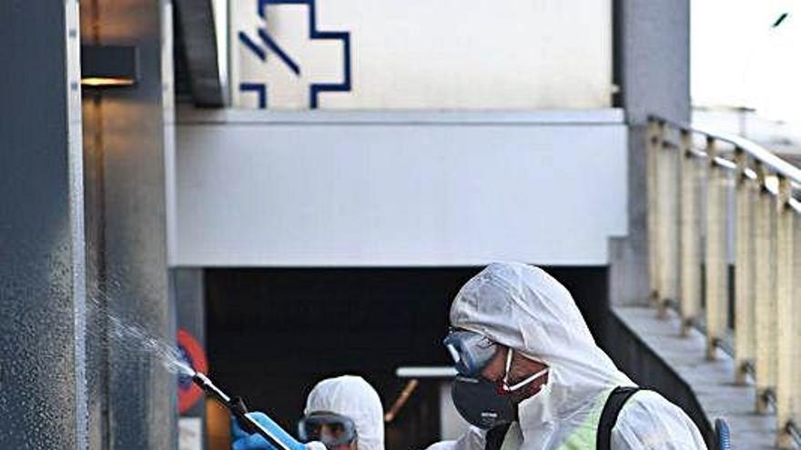 Miembros del Ejército desinfectan un acceso al Hospital de A Coruña.