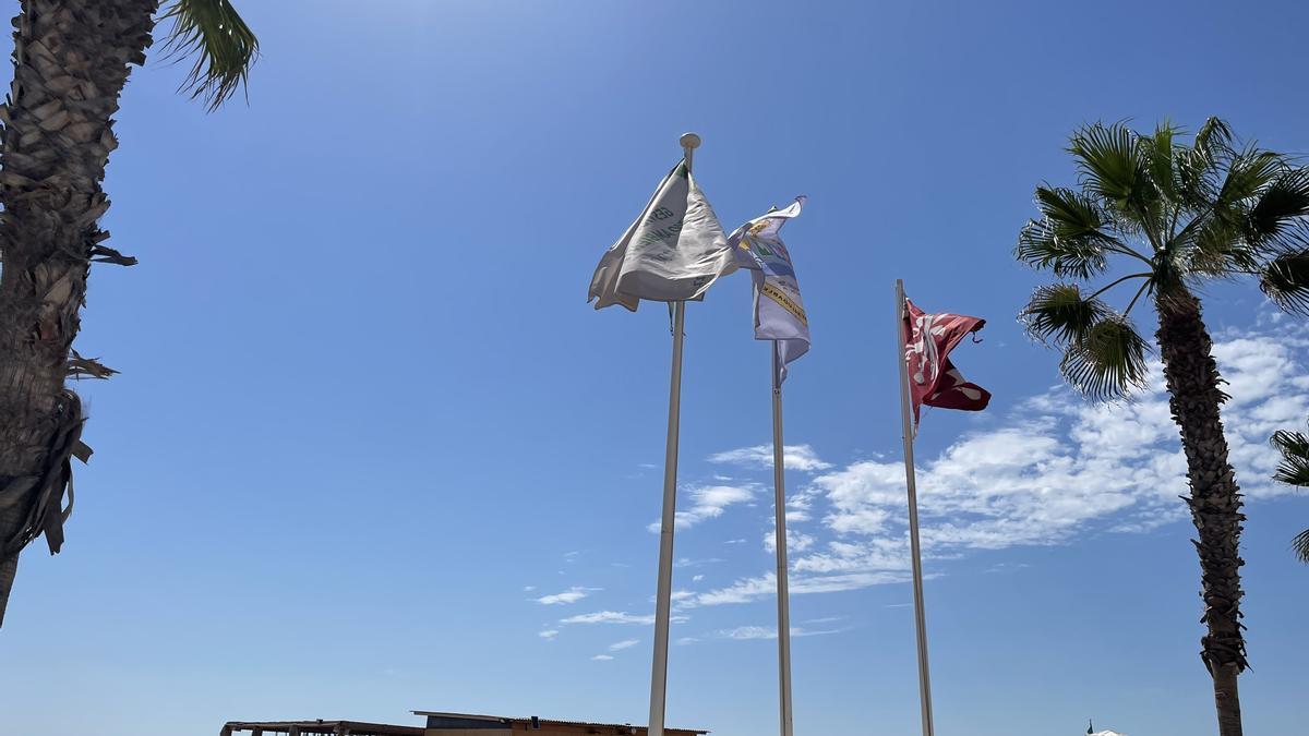 Banderas en la playa del Puig.