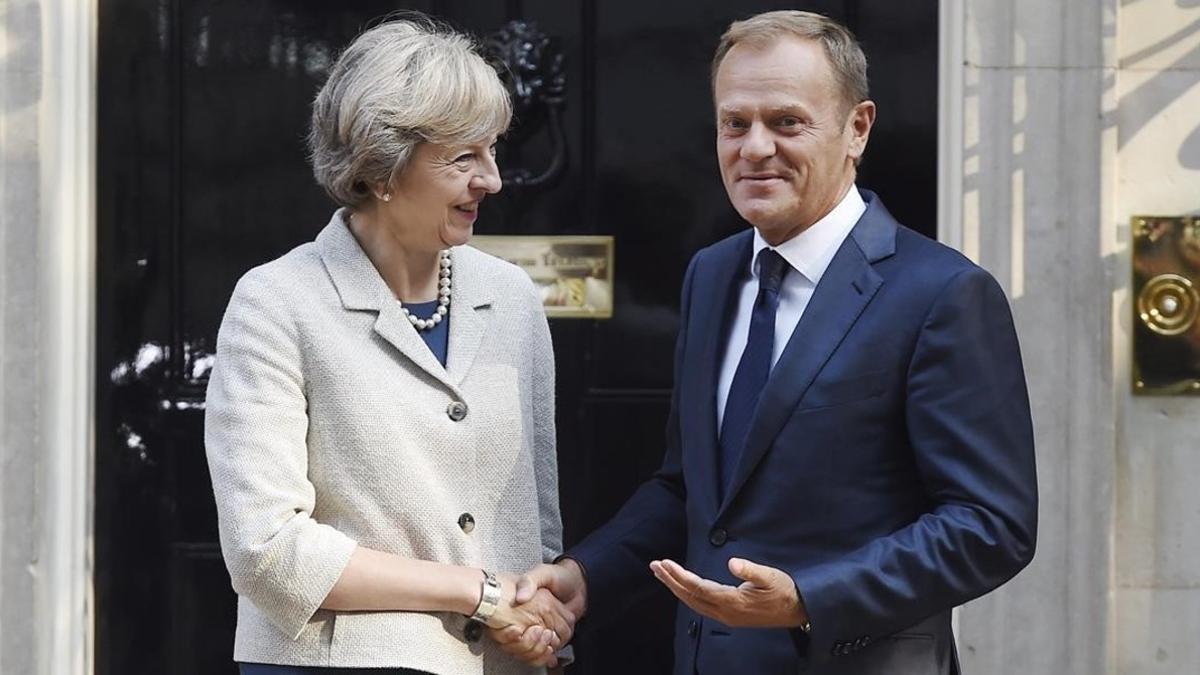 May recibe a Tusk (derecha) en el número 10 de Downing Street, en Londres, este jueves.
