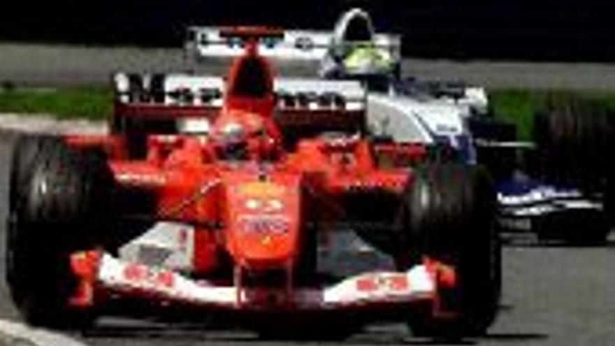 Schumacher vence y Alonso pone en pie a los aficionados