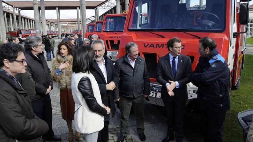 Entrega del vehículo motobomba correspondiente al Concello de Agolada. // Bernabé/Javier Lalín