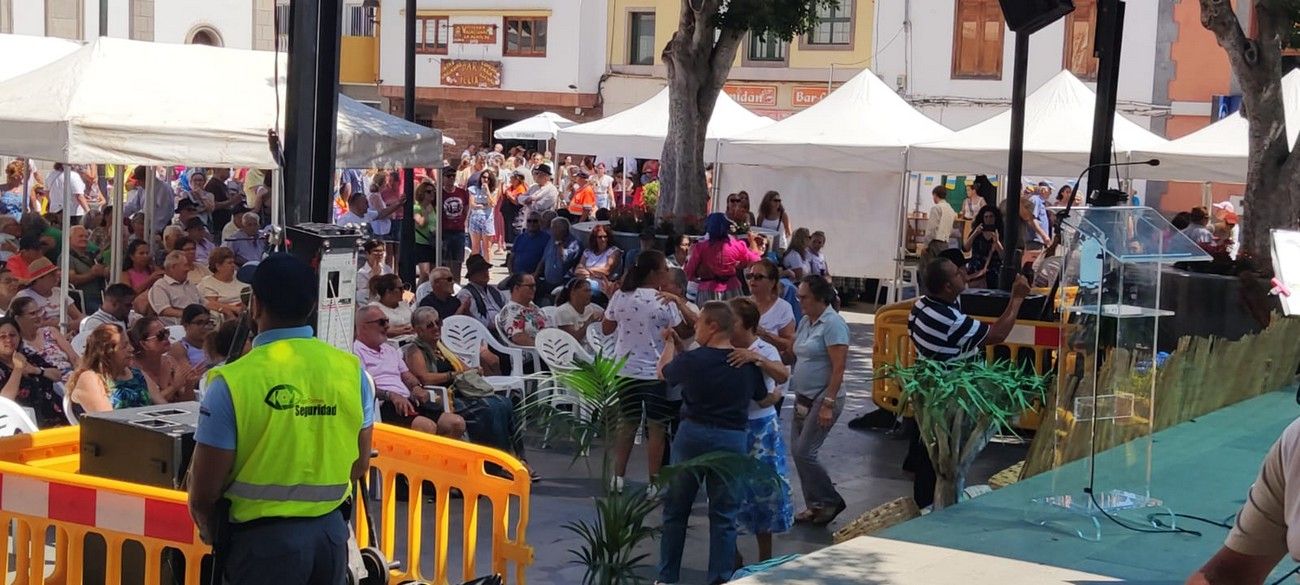 Un centenar de aldeanos y aldeanas celebran el Día de Canarias