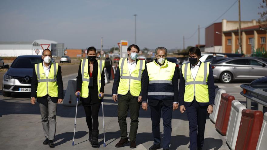 Alfonso Fernández Mañueco visita la cooperativa zamorana Cobadu