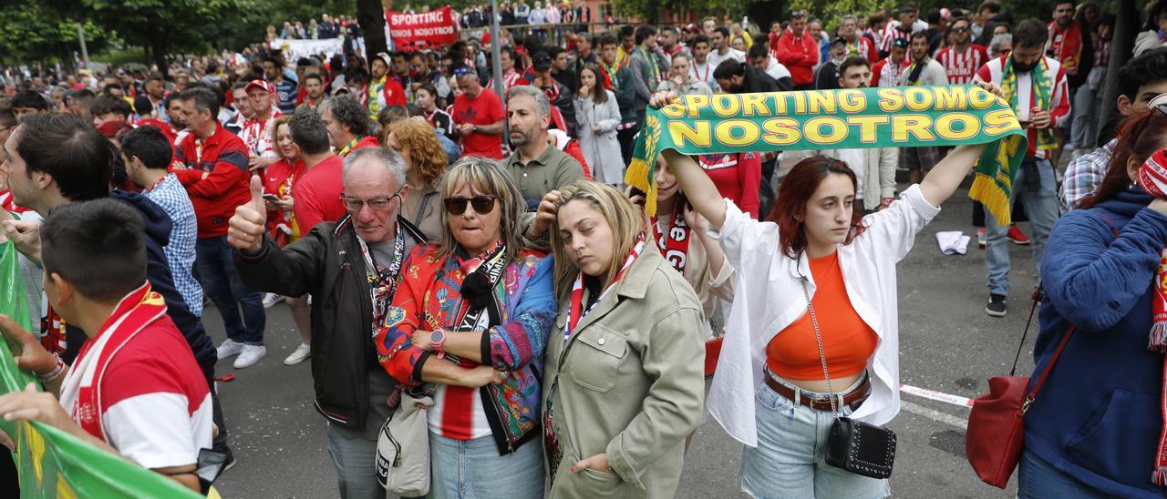 Aficionados del Sporting durante la protesta contra la gestión del club rojiblanco