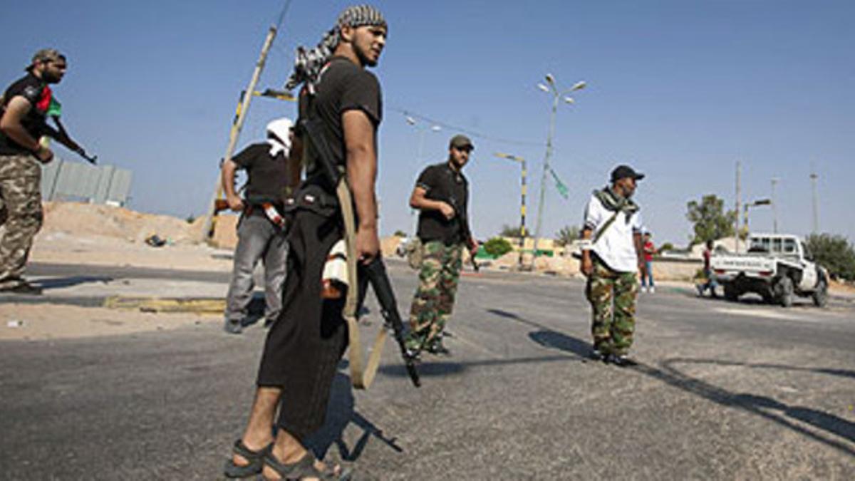 Rebeldes libios en un puesto de control a las afueras de Zauiya, el sábado.