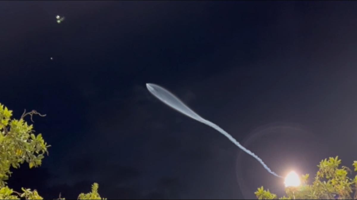 Estela que deja un cohete al ascender hacia el espacio