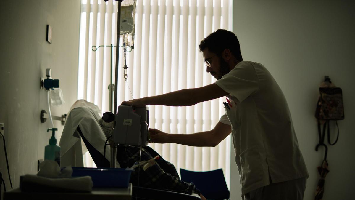 Un sanitario atiende a un paciente en el Hospital Universitario de Canarias (HUC).