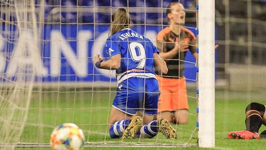 Athenea celebra un gol del Deportivo en Riazor.