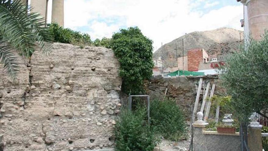 La torre se ve afectada por un depósito de agua que está sobre ella y por el mal estado de solares cercanos.