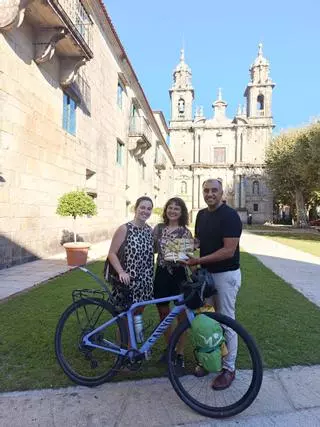 Una ciclista suiza hace una parada en Poio para visitar a una amiga tras meses de pedaleo por Europa
