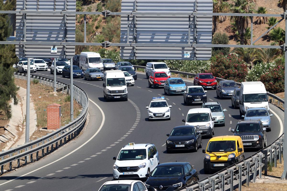 Archivo - Imagen de archivo de tráfico en una carretera de Málaga.